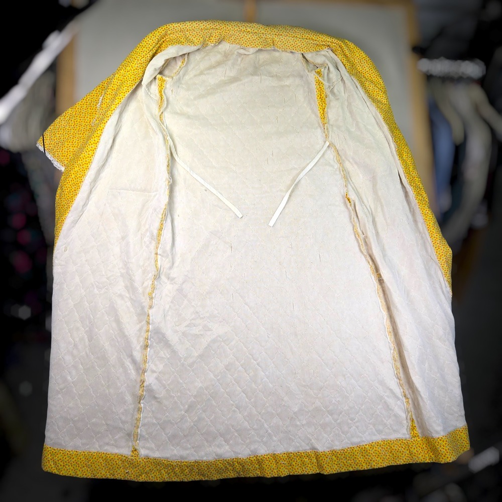 VTG Floral Robe Women's Quilted House Coat TALL Handmade Yellow Lace Pockets USA - Picture 6 of 9
